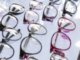 Okulary przeciwsłoneczne meskie - czy warto wybrac cienkie oprawki_