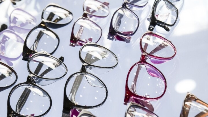 Okulary przeciwsłoneczne męskie – czy warto wybrać cienkie oprawki?